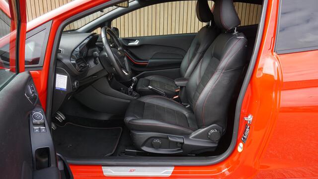 Ford FIESTA 1.0 126pk EcoBoost ST-Line 3Drs Leder/Alcantara 18inch LM LED *Race Red * NL auto! 123484km!