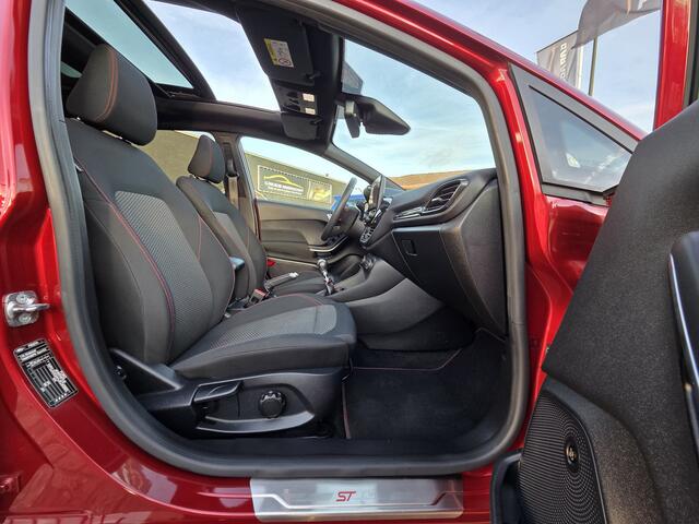 Ford FIESTA 1.0 EcoBoost ST-Line PANORAMADAK|NAVIGATIE|CRUISE CONTROL|B&O MUIZIEK|STOEL&STUUR VERWARMING|ECC/AIRCO|PDC ACHTER|17 INCH|DEALERE ONDERHOUDEN Maandag tot Vrijdag geopend van 09.00 tot 20.00 uur en Zaterdag van 09.00 tot 18.00 uur