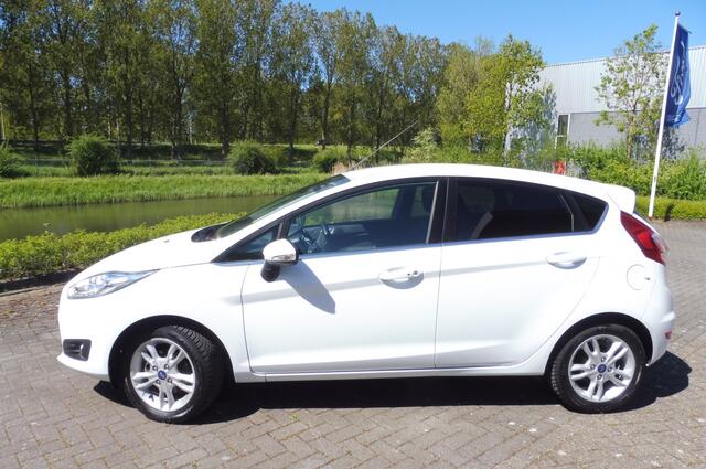 Ford FIESTA 100pk Titanium Airco Stoelverwarming Navigatie Sony-audio in nieuwstaat