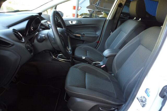 Ford FIESTA 100pk Titanium Airco Stoelverwarming Navigatie Sony-audio in nieuwstaat