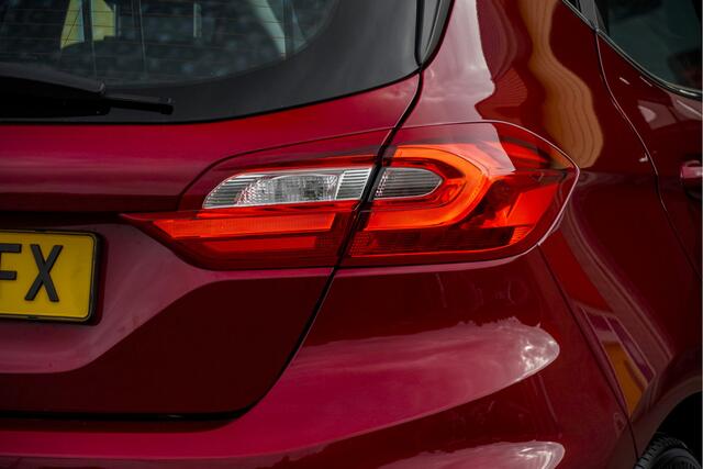 Ford FIESTA 1.0 EcoBoost 5drs Titanium BJ2020 Lmv 16" | Led V+A | Pdc | Verwarmde voorruit | Navi | Cruise control | Climate control | Sportstoelen | Verwarmd stuur | Verwarmde voorstoelen | Getint glas