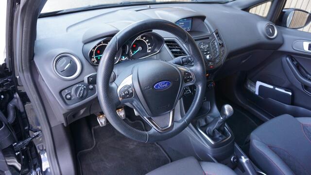 Ford FIESTA 1.0 100pk EcoBoost ST Line 5 drs Xenon Clima*NL auto* pdc Navi Cruise *3de eigenaar*