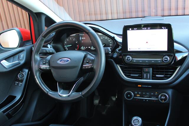Ford FIESTA 1.0 EcoBoost Titanium | Incl. 12 maanden garantie | Cruise control | Climate control | Parkeersensoren v+a | Achteruitrijcamera | Stuur / Stoelverwarming | 100% onderhouden | Regensensor | Ford Sync | mistlampen voor | Voorruitverwarming |