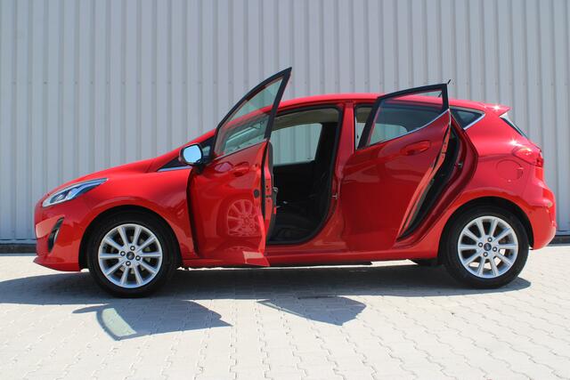 Ford FIESTA 1.0 EcoBoost Titanium | Incl. 12 maanden garantie | Cruise control | Climate control | Parkeersensoren v+a | Achteruitrijcamera | Stuur / Stoelverwarming | 100% onderhouden | Regensensor | Ford Sync | mistlampen voor | Voorruitverwarming |