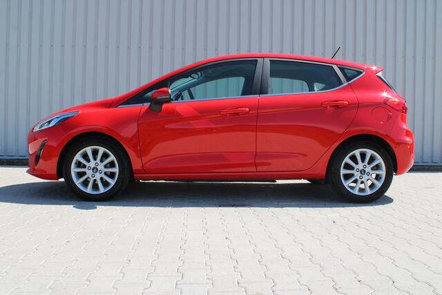 Ford FIESTA 1.0 EcoBoost Titanium | Incl. 12 maanden garantie | Cruise control | Climate control | Parkeersensoren v+a | Achteruitrijcamera | Stuur / Stoelverwarming | 100% onderhouden | Regensensor | Ford Sync | mistlampen voor | Voorruitverwarming |