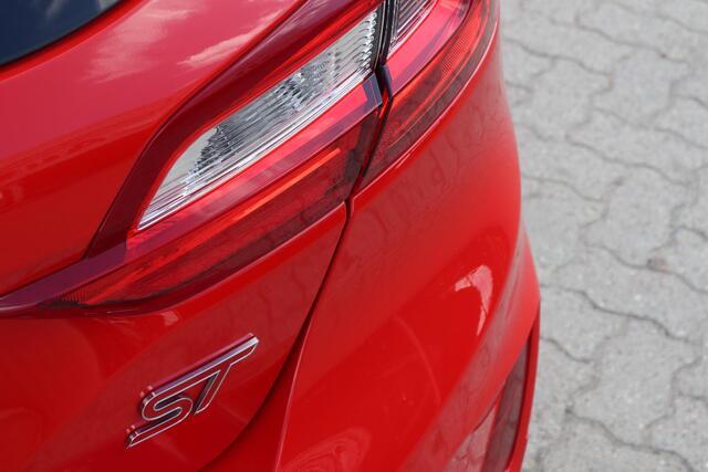 Ford FIESTA 1.5 EcoBoost ST-3 | NL Auto | Achteruitrijcamera | elektrische ramen | stoelverwarming voorin | airco |