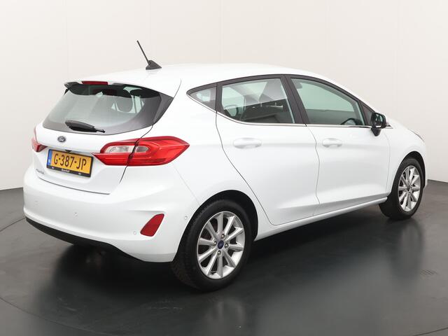 Ford FIESTA EcoBoost 100pk Titanium | Verwarmde voorruit | Camera | Navi | Cruise | All Season | Apple Carplay | Parkeersensoren |