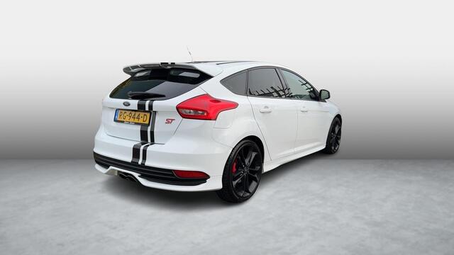 Ford FOCUS 2.0 ST 3 250 PK RECARO LEDER