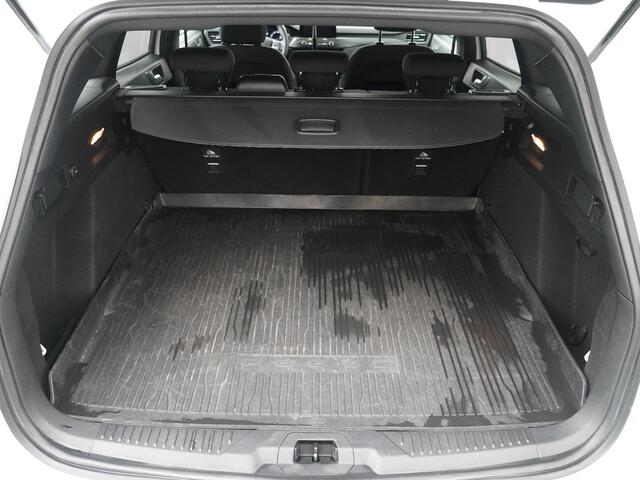 Ford FOCUS Wagon 1.0 EcoBoost ST Line Business | Climate Control | Rode remklauwen | Navigatie | Privacy glass | ISOFIX |