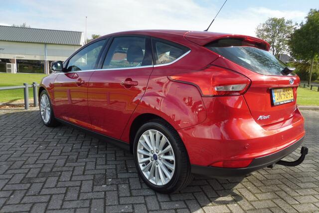 Ford FOCUS 125pk Titanium Ecc CrC Parkassist Navi 17i lmv Trekhaak nwe distributie