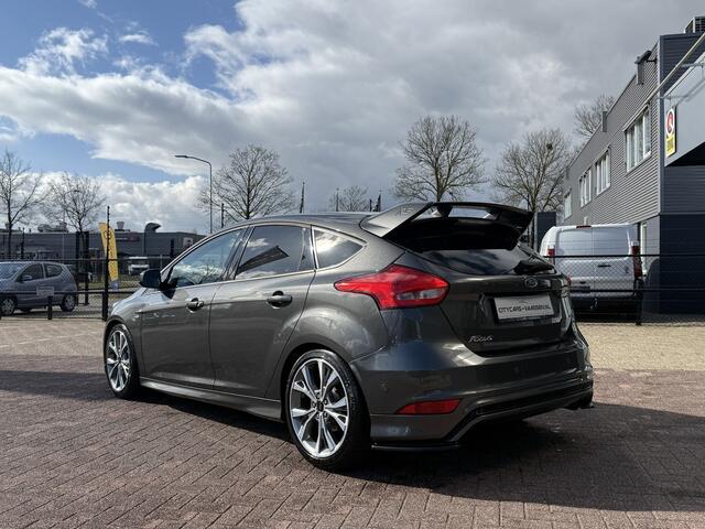 Ford FOCUS 1.5 EcoBoost ST Line RS uitvoering 150 pk automaat navigatie climate ctr cruise ctr bi-xenon led start/stop pdc v/a lmv 18 inch spoiler pakket dealer onderhouden