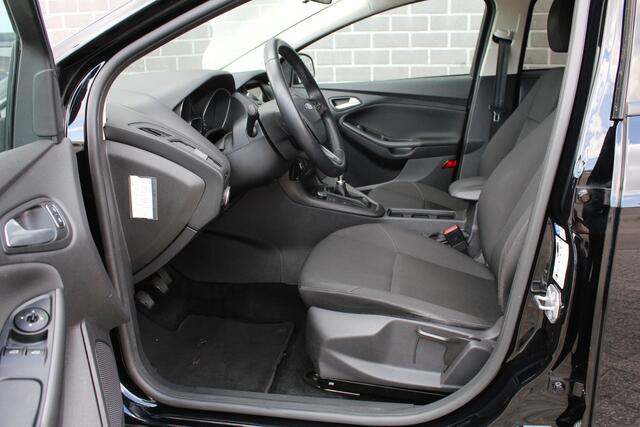 Ford FOCUS Wagon 1.0 Titanium / Navigatie / Carplay / Stoelverwarming