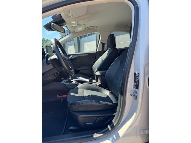 Ford FOCUS 1.0 EcoBoost Active Business 125pk | Winterpack | Adaptieve Cruise | Design Pack | Trekhaak | Zwart Dak | 18 inch Lichtmetaal | Full LED