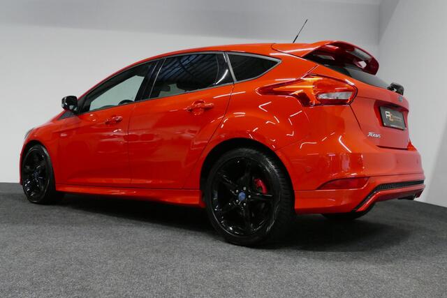 Ford FOCUS 1.5 Red Edition / Orig. Nederlands / Speciale uitvoering / Black Style / Navigatie / Cruise Control / 18'' LMV / Sportstoelen / Parkeerassistent / Parkeersensoren v+ a / Buitenspiegels elektr. inklap- & verwarmbaar / Airco / Dakspoiler / Privacy glas / Be
