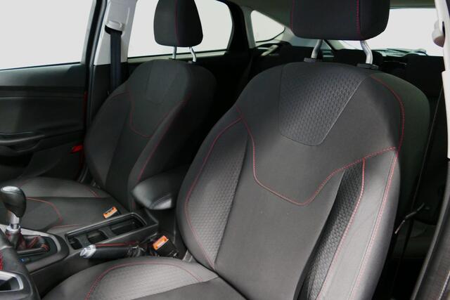 Ford FOCUS 1.5 Red Edition / Orig. Nederlands / Speciale uitvoering / Black Style / Navigatie / Cruise Control / 18'' LMV / Sportstoelen / Parkeerassistent / Parkeersensoren v+ a / Buitenspiegels elektr. inklap- & verwarmbaar / Airco / Dakspoiler / Privacy glas / Be