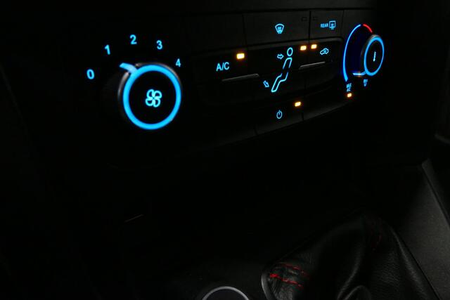 Ford FOCUS 1.5 Red Edition / Orig. Nederlands / Speciale uitvoering / Black Style / Navigatie / Cruise Control / 18'' LMV / Sportstoelen / Parkeerassistent / Parkeersensoren v+ a / Buitenspiegels elektr. inklap- & verwarmbaar / Airco / Dakspoiler / Privacy glas / Be