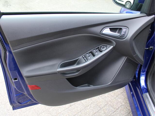 Ford FOCUS 1.5 150PK ST-Line 4-cilinder/2e Eig./Xenon/PDC/Cruise/Climate/Voorruitverw./18inch/Navi/Carplay