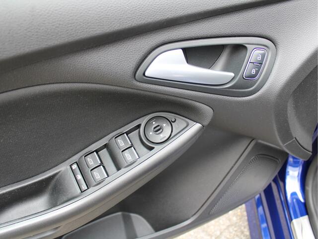 Ford FOCUS 1.5 150PK ST-Line 4-cilinder/2e Eig./Xenon/PDC/Cruise/Climate/Voorruitverw./18inch/Navi/Carplay