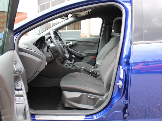 Ford FOCUS 1.5 150PK ST-Line 4-cilinder/2e Eig./Xenon/PDC/Cruise/Climate/Voorruitverw./18inch/Navi/Carplay