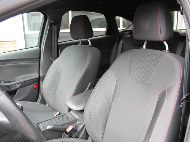 Ford FOCUS 1.5 150PK ST-Line 4-cilinder/2e Eig./Xenon/PDC/Cruise/Climate/Voorruitverw./18inch/Navi/Carplay