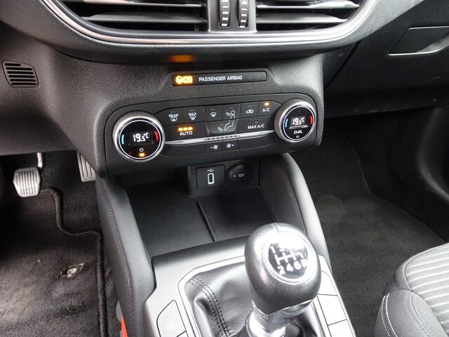 Ford FOCUS Wagon 1.0 EcoBoost Titanium Business Automatische airco, navigatie, parkeersensoren voor en achter, cruise controle, licht metalen velgen, enz.