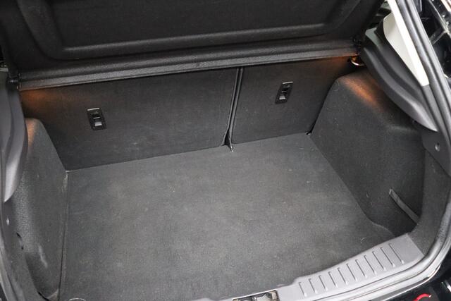Ford FOCUS 1.5 Red Edition | Cruise-control | Afneembare Trekhaak | Clima | Stoelverwarming | Stuurverwarming