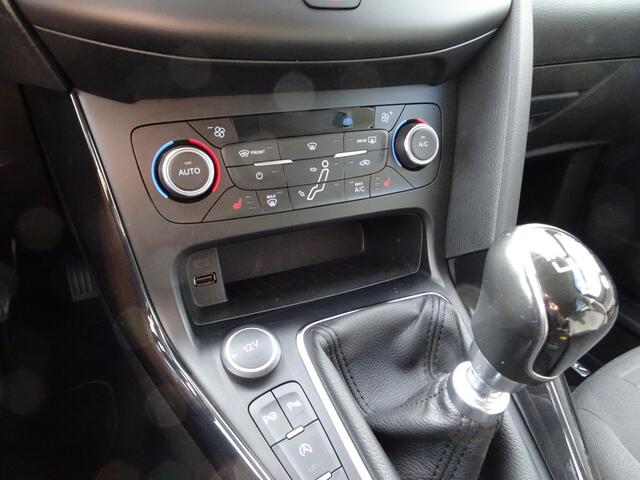 Ford FOCUS Wagon 1.0 Titanium Automatische airco, navigatie, cruise controle, licht metalen velgen, parkeersensoren voor en achter, stoelverwarming, stuurwiel verwarming, enz.