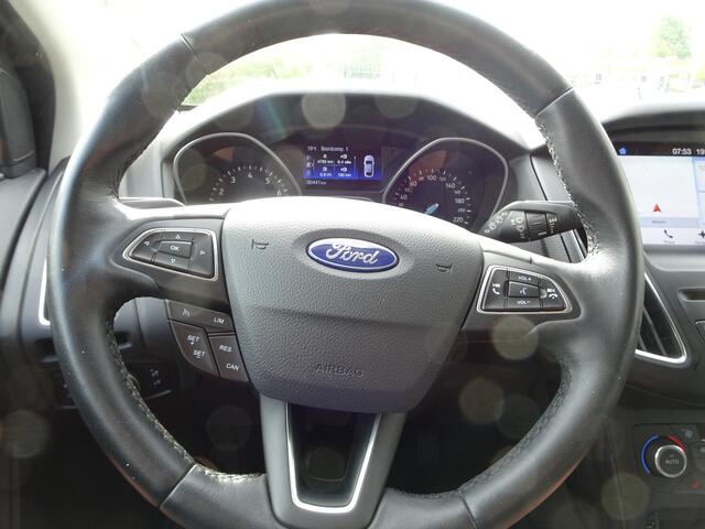 Ford FOCUS Wagon 1.0 Titanium Automatische airco, navigatie, cruise controle, licht metalen velgen, parkeersensoren voor en achter, stoelverwarming, stuurwiel verwarming, enz.