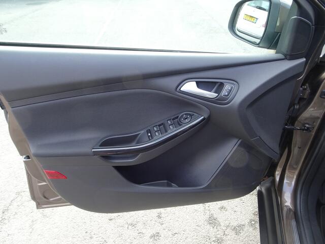 Ford FOCUS Wagon 1.0 Titanium Automatische airco, navigatie, cruise controle, licht metalen velgen, parkeersensoren voor en achter, stoelverwarming, stuurwiel verwarming, enz.