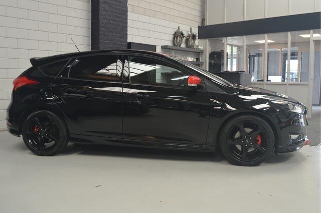 Ford FOCUS 1.5 ST-Line 182 PK // 99.000 km // NAVI // CLIMA // PDC V&A // CAMERA // STOEL&STUURVERWARMING //