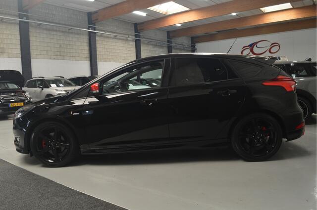 Ford FOCUS 1.5 ST-Line 182 PK // 99.000 km // NAVI // CLIMA // PDC V&A // CAMERA // STOEL&STUURVERWARMING //