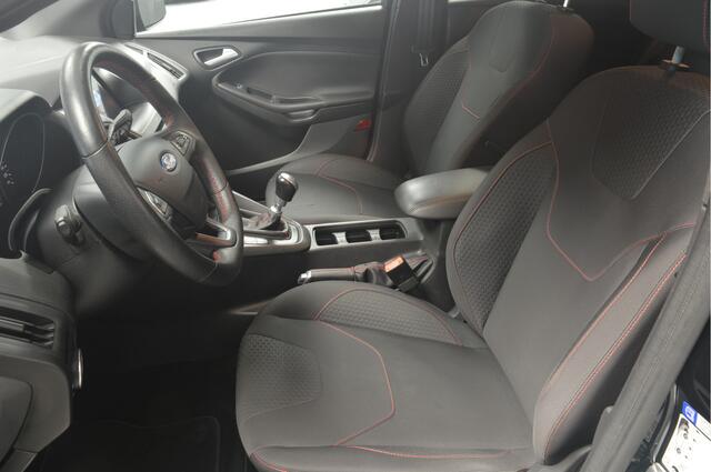 Ford FOCUS 1.5 ST-Line 182 PK // 99.000 km // NAVI // CLIMA // PDC V&A // CAMERA // STOEL&STUURVERWARMING //