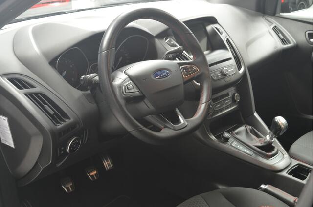 Ford FOCUS 1.5 ST-Line 182 PK // 99.000 km // NAVI // CLIMA // PDC V&A // CAMERA // STOEL&STUURVERWARMING //