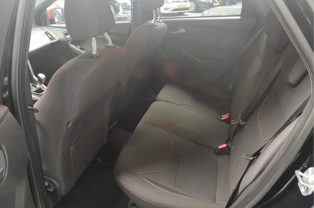 Ford FOCUS 1.5 ST-Line 182 PK // 99.000 km // NAVI // CLIMA // PDC V&A // CAMERA // STOEL&STUURVERWARMING //