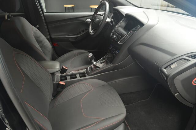 Ford FOCUS 1.5 ST-Line 182 PK // 99.000 km // NAVI // CLIMA // PDC V&A // CAMERA // STOEL&STUURVERWARMING //