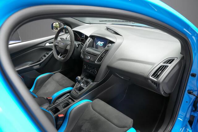 Ford FOCUS RS 2.3 350pk LSD |Scorpion exhaust|BullX downpipe|stage 1|Revo intercooler|alcantara stuur|maxton splitterset|schaalstoelen|Sony|slip diff|launch control|Apple Carplay|bi-xenon|19"|
