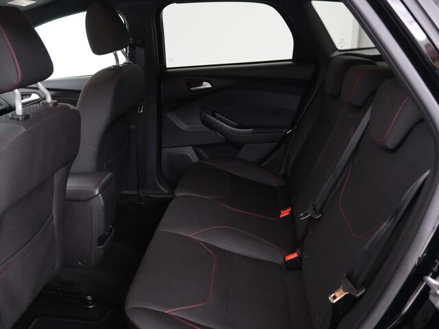 Ford FOCUS 1.0 EcoBoost 140pk ST-Line | Stoel & stuurverwarming | Xenon | Carplay | Navigatie | Climate control | Parkeerhulp | Cruise control