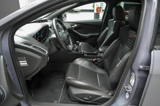 Ford FOCUS ST 2.0 250PK Performance pack |Maxton splitterset|RS-spoiler|KW-supensions|cruise control|parkeercamera|stoelverwarming|Bi-xenon|19" performance wielen|