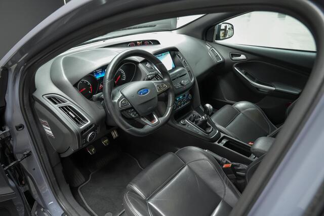 Ford FOCUS ST 2.0 250PK Performance pack |Maxton splitterset|RS-spoiler|KW-supensions|cruise control|parkeercamera|stoelverwarming|Bi-xenon|19" performance wielen|