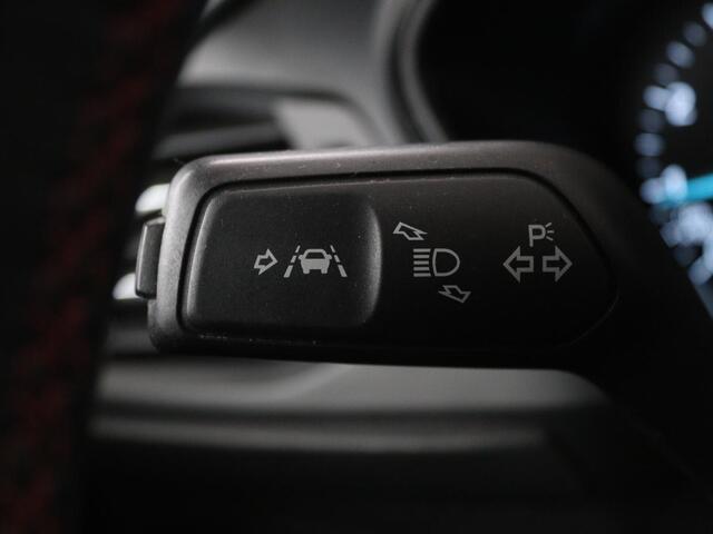 Ford FOCUS 1.0 EcoBoost ST Line | Stoel & stuurverwarming | Camera | Trekhaak | Climate control | Carplay | Navigatie | Cruise control