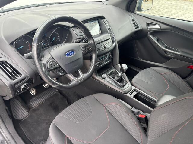 Ford FOCUS ST-Line EcoBoost 125 pk | Navi | Trekhaak | Parkeersensoren V+A | 100% dealer onderhouden | Clima
