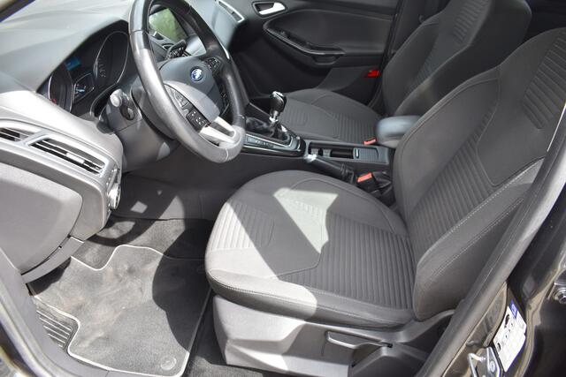 Ford FOCUS Wagon 1.5 150pk Titanium / Carplay / Navigatie / Keyless / PDC v+a / Trekhaak