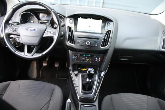 Ford FOCUS Wagon 1.5 Titanium - NAVIGATIE - CAMERA - TREKHAAK - PDC - RIJKLAAR