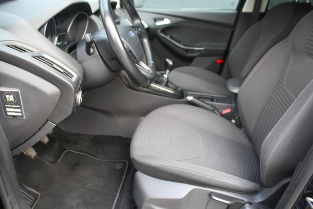 Ford FOCUS Wagon 1.5 Titanium - NAVIGATIE - CAMERA - TREKHAAK - PDC - RIJKLAAR