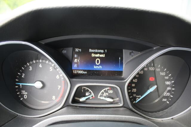 Ford FOCUS Wagon 1.5 Titanium - NAVIGATIE - CAMERA - TREKHAAK - PDC - RIJKLAAR
