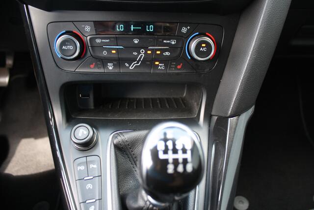 Ford FOCUS Wagon 1.5 Titanium - NAVIGATIE - CAMERA - TREKHAAK - PDC - RIJKLAAR