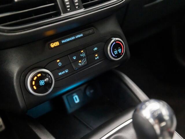 Ford FOCUS 1.0 EcoBoost ST Line Sport (APPLE CARPLAY, BLACK PAKKET, NAVIGATIE, SPORTSTOELEN, RODE STIKSELS, ZWART HEMEL, CLIMATE CONTROL, KEYLESS START, NIEUWSTAAT)