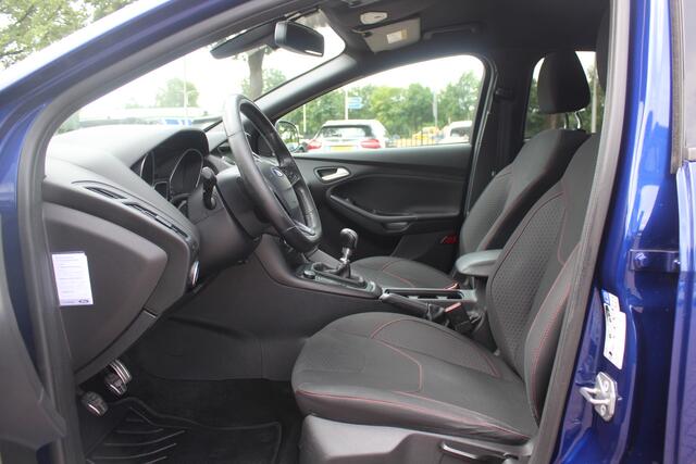 Ford FOCUS 1.5 ST-Line / Trekhaak / Navigatie / Parkeerhulp V+A / 18'' / Xenon / Cruise Control