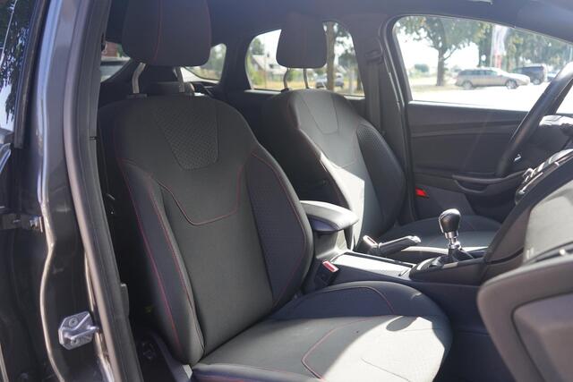 Ford FOCUS 1.0 ST-Line , Camera, AppleCarplay, PDC, Cruise, 140Pk, Nieuwe APK.