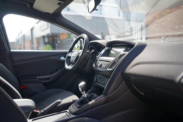 Ford FOCUS 1.0 ST-Line , Camera, AppleCarplay, PDC, Cruise, 140Pk, Nieuwe APK.